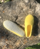 Paar Filzschuhe Zitronengelb
