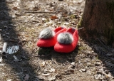 Paar Filzschuhe für Damen mit Kunstfell-Bommel in rot